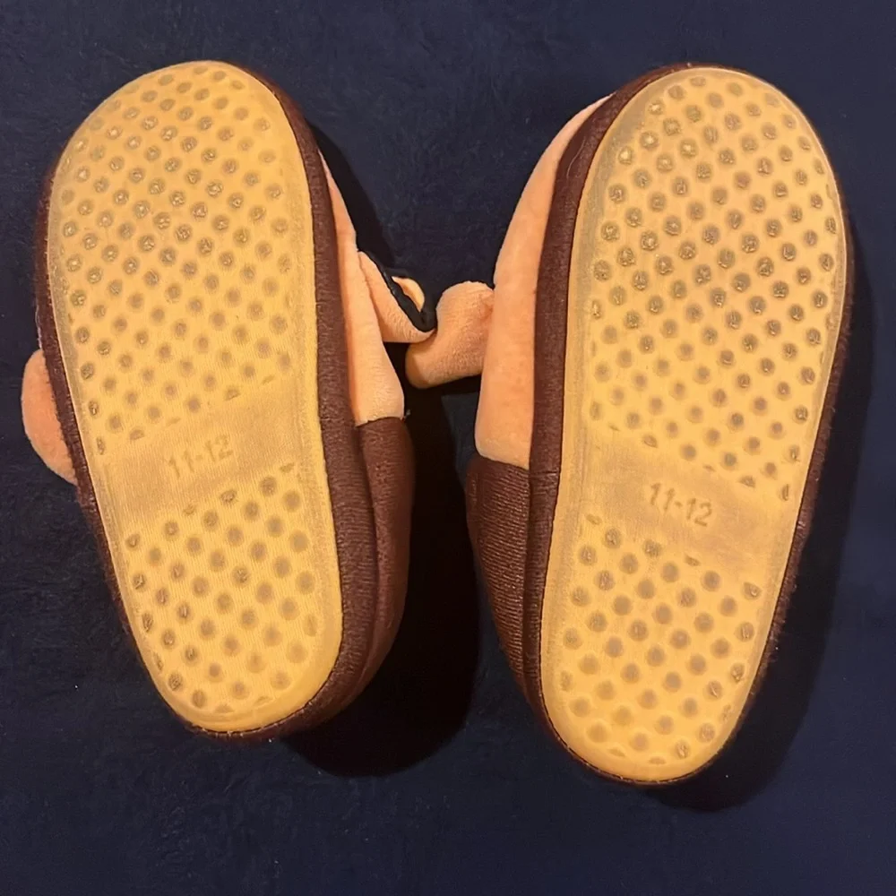 Disney Lion King Simba toddler slippers / shoes. Yellow and brown. Size 11-12